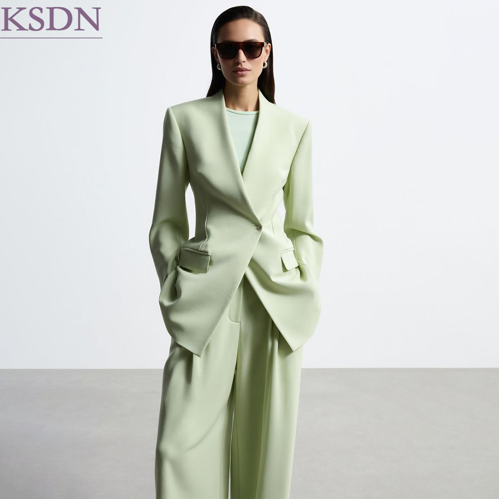Womens Blazer - 現代的な女性向けスーツ。襟なし、ボタン1つ、高品質な2ピースジャケットとパンツのセット。フォーマルなディナーやオフィス、イベントなどに最適。