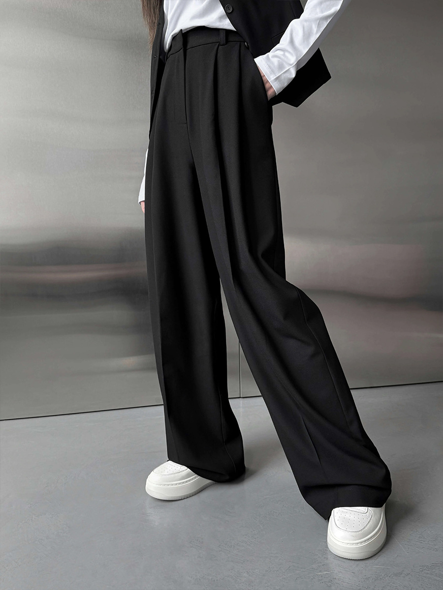Tailored Trouser Wide - レディース スーツパンツ、ワイドレッグ、ハイウエスト、ストレート、プリーツ入り、ゆったりとしたシルエット、ドレープ感のある、通勤にもカジュアルにも使えるスラックス、テーラードボトムス。