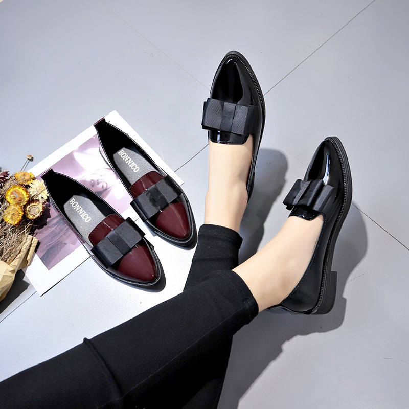 ブラック/ワインレッドのパテントレザーのポインテッドトゥフラ - Womens Heels のレビューと価格