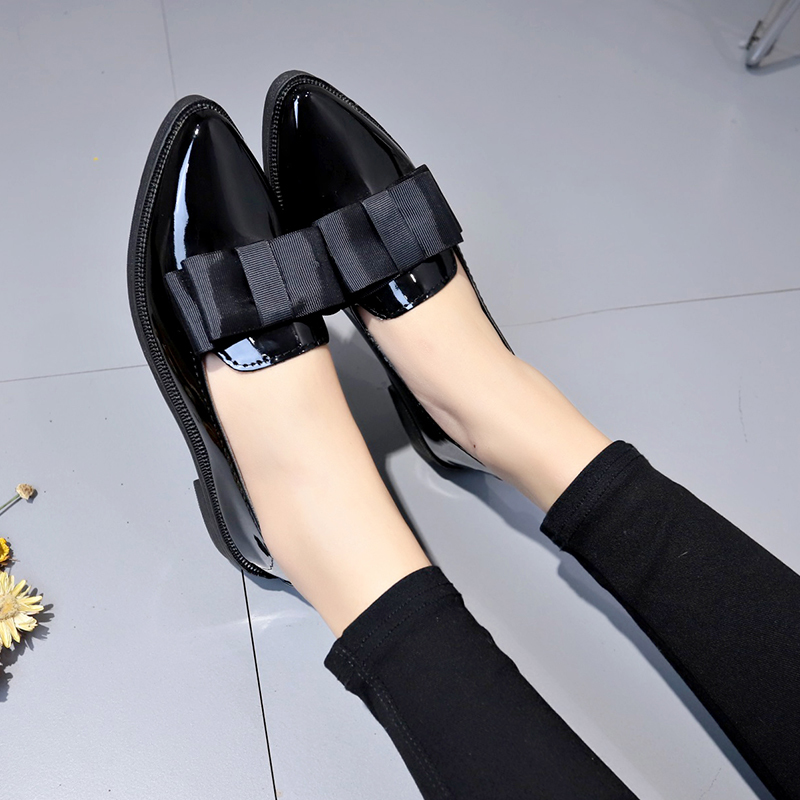 ブラック/ワインレッドのパテントレザーのポインテッドトゥフラ - Womens Heels のレビューと価格